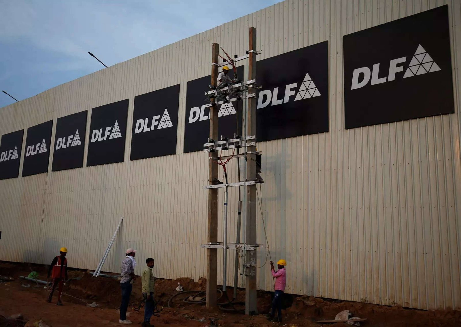 DLF Reports New Sales Booking of Rs 15,058 Crore During FY 23