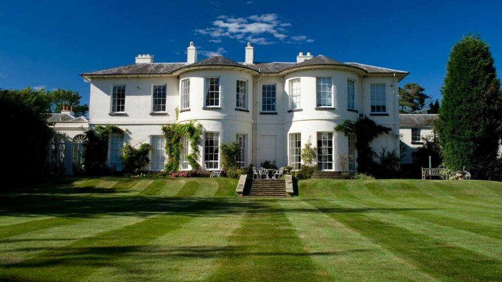 Here’s how you should Navigate the Luxury Real Estate Market